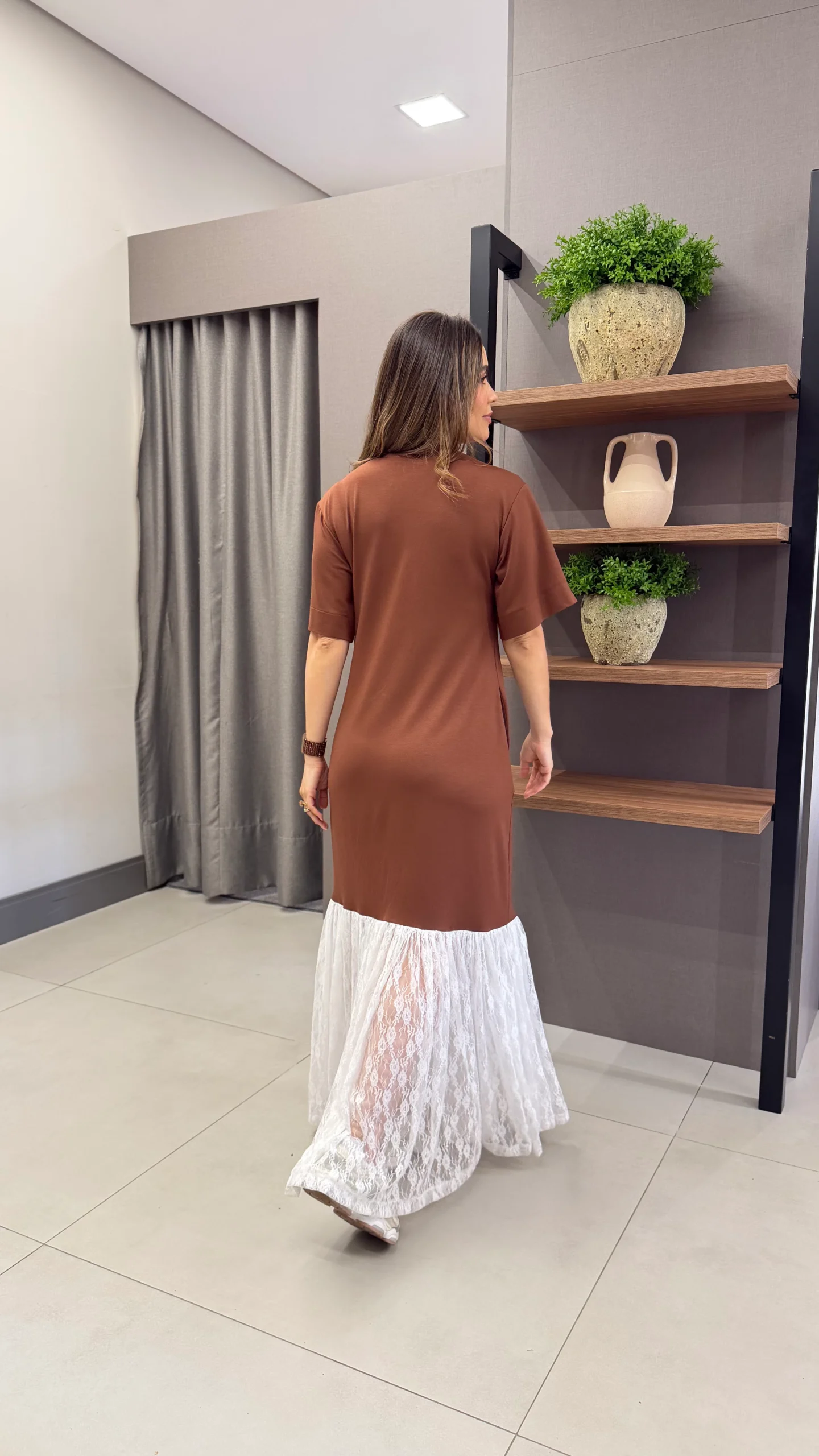 faed053461ba31721188b20bf4fc49f5-vestido-lenita-marrom-1.webp Vestido Lenita Marrom