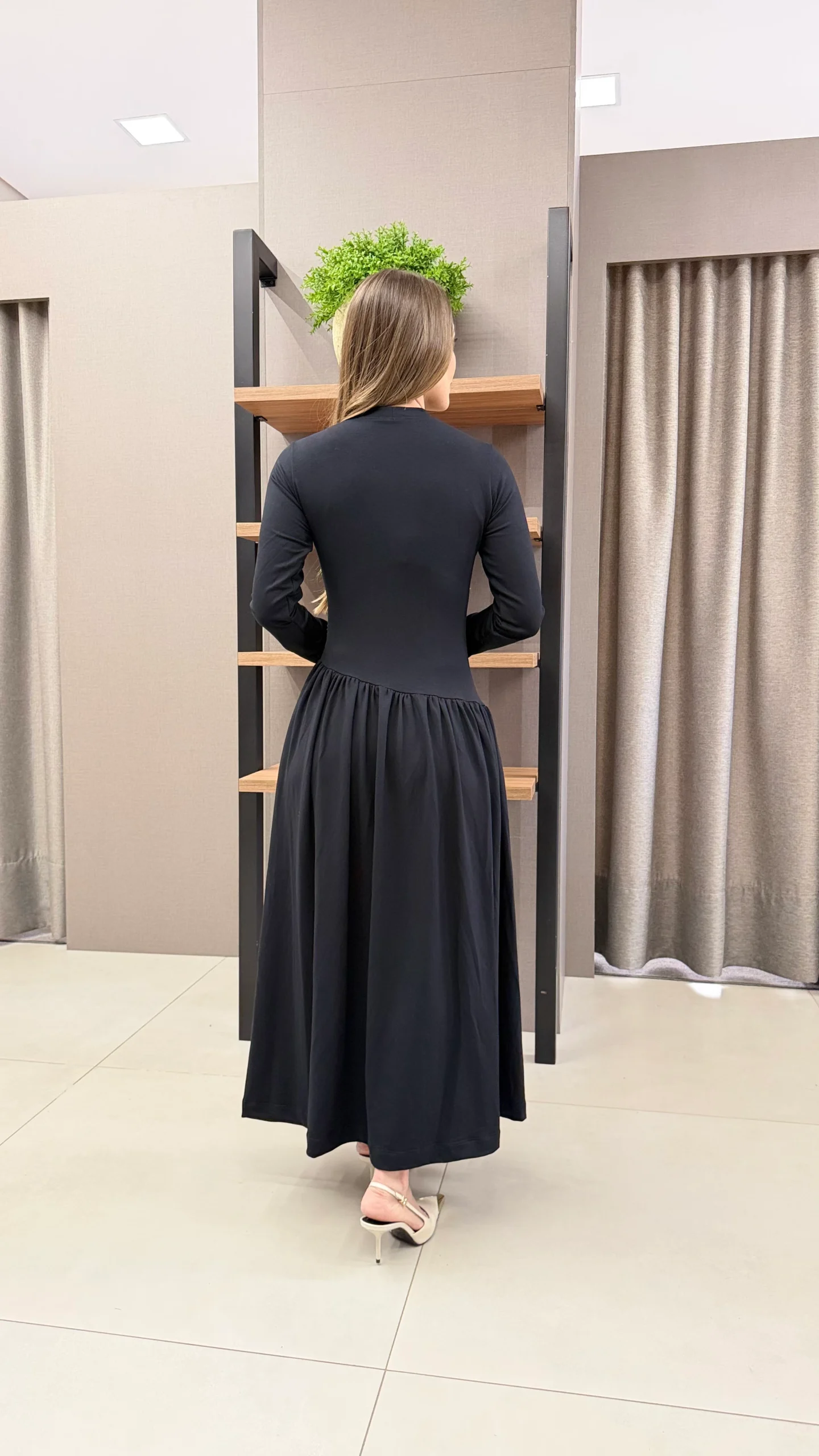 a1fac8ceab7deb89d25fd8a7bd912dba-vestido-laisa-preto-1.webp Vestido Laisa Preto
