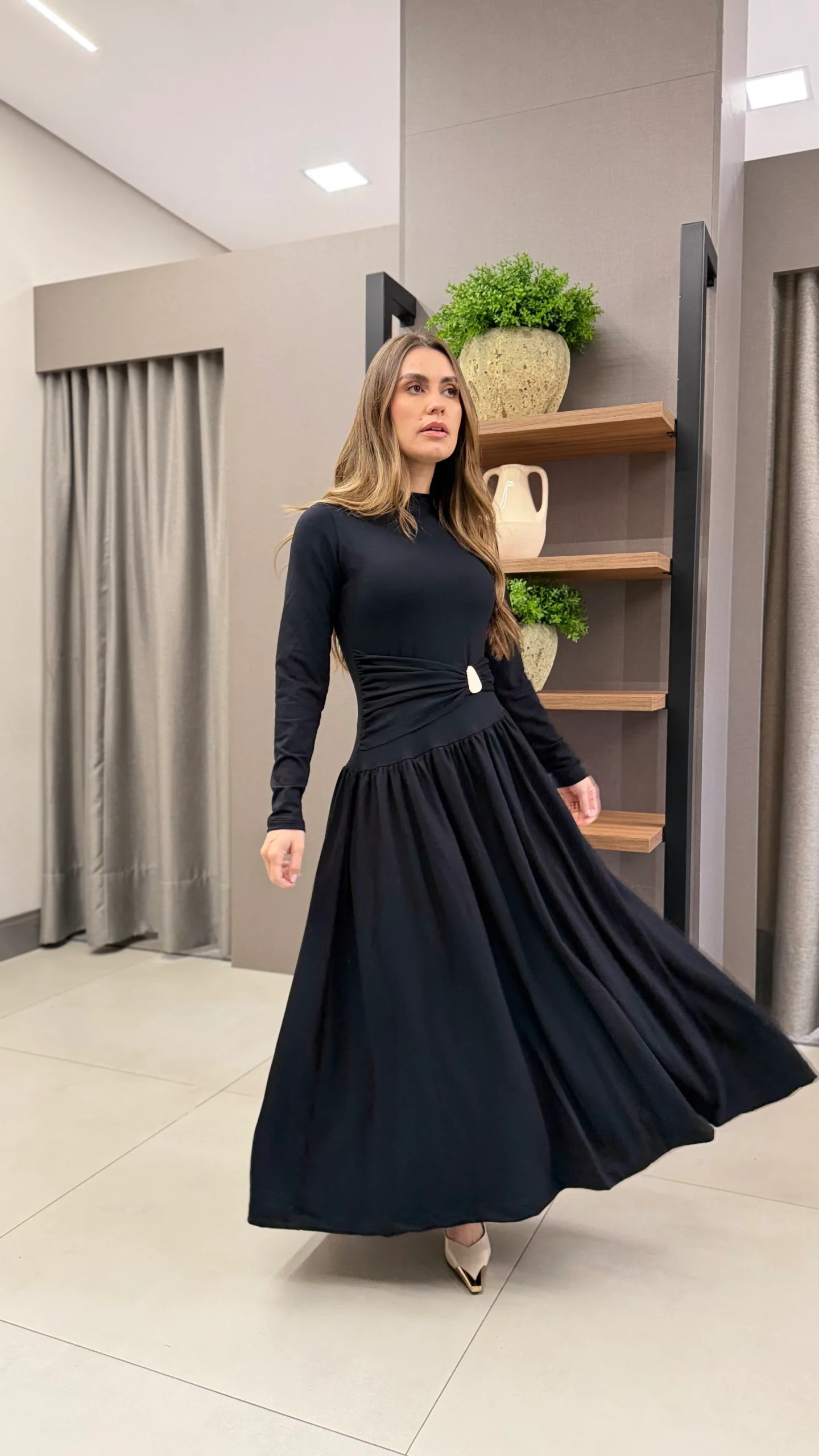 bf6cc4596fb752eb7bb59f624a8de14d-vestido-laisa-preto-4.webp Vestido Laisa Preto