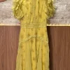 Vestido Off E Verde Com Tecido Bordado