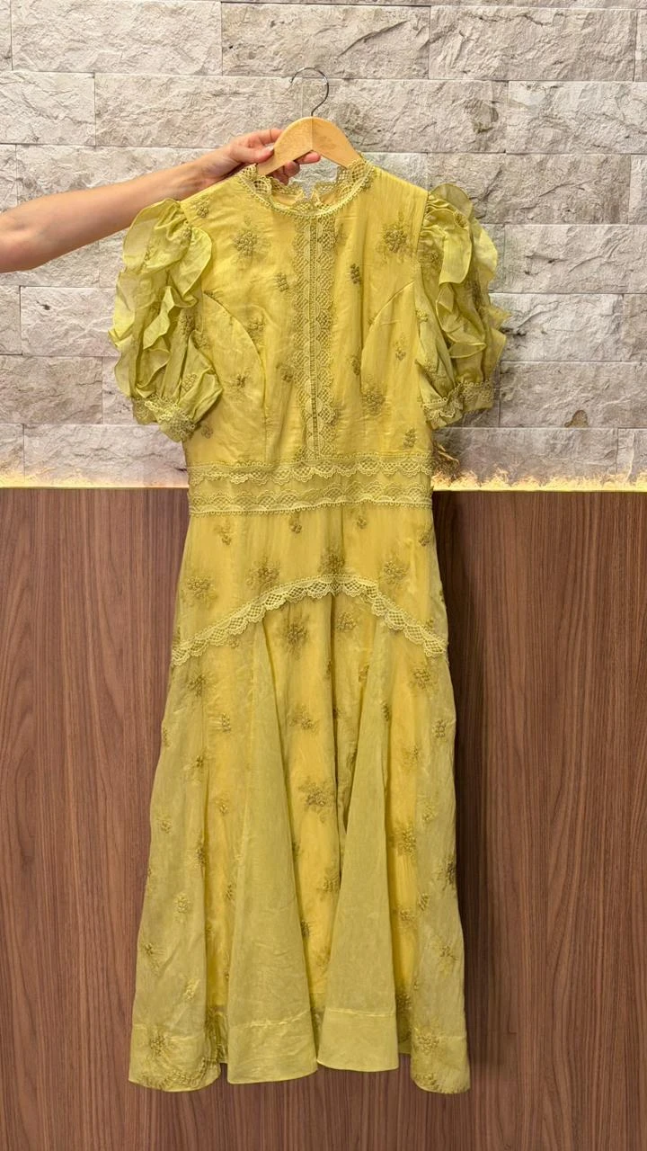 Vestido Off E Verde Com Tecido Bordado