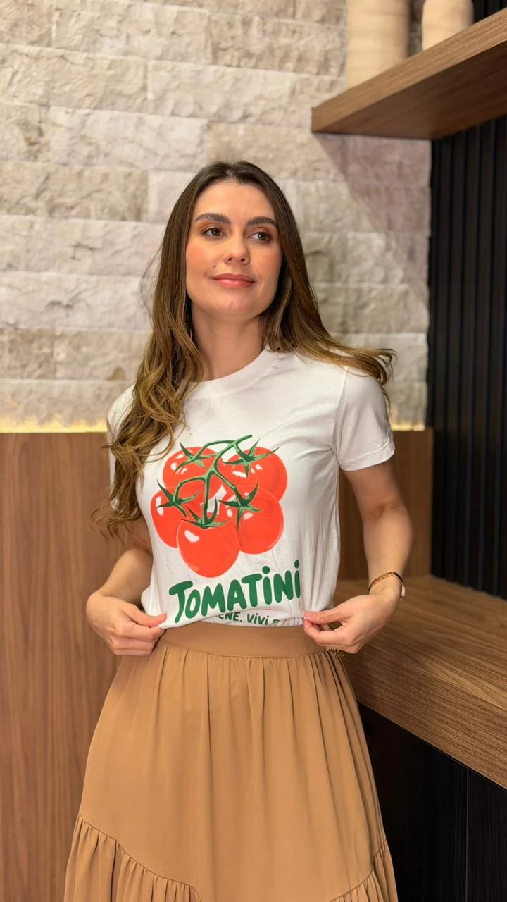 T-Shirt Em Algodão Com Elastano T-Shirt Confeccionada Em Algodão Com Elastano, Proporcionando Toque Macio, Conforto E Leve Flexibilidade. Possui Estampa E Modelagem Clássica, Perfeita Para Composições Versáteis.