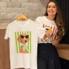 T-Shirt Em Algodão Com Elastano T-Shirt Confeccionada Em Algodão Com Elastano, Proporcionando Toque Macio, Conforto E Leve Flexibilidade. Possui Estampa E Modelagem Clássica, Perfeita Para Composições Versáteis.