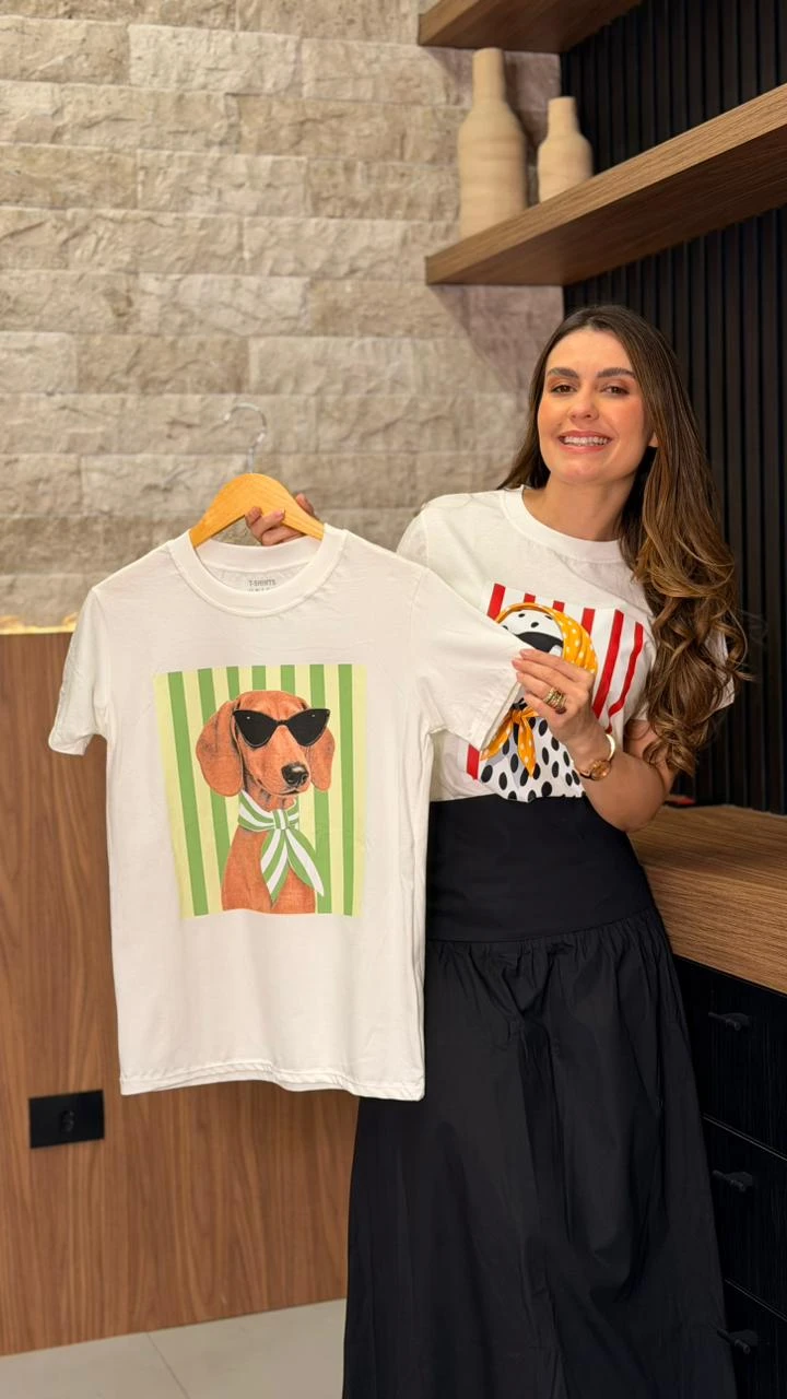 T-Shirt Em Algodão Com Elastano T-Shirt Confeccionada Em Algodão Com Elastano, Proporcionando Toque Macio, Conforto E Leve Flexibilidade. Possui Estampa E Modelagem Clássica, Perfeita Para Composições Versáteis.