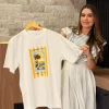 T-Shirt Em Algodão Com Elastano T-Shirt Confeccionada Em Algodão Com Elastano, Proporcionando Toque Macio, Conforto E Leve Flexibilidade. Possui Estampa E Modelagem Clássica, Perfeita Para Composições Versáteis.