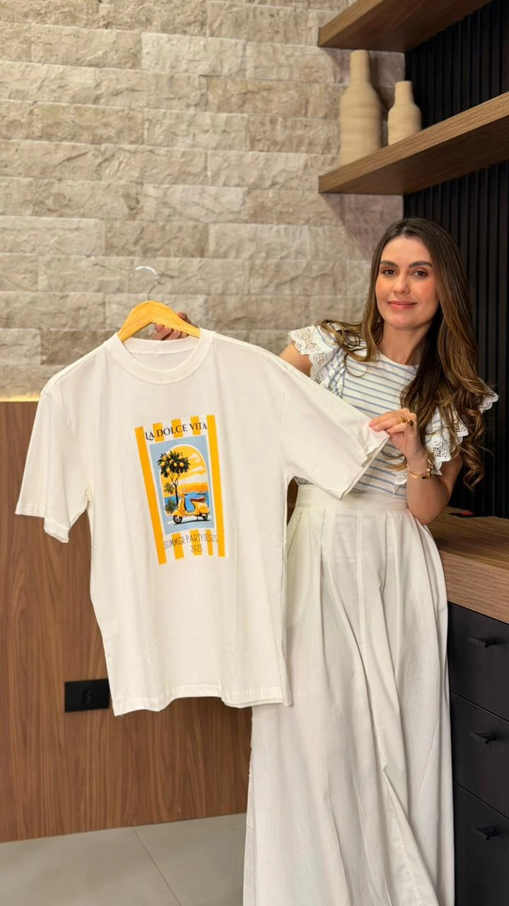 T-Shirt Em Algodão Com Elastano T-Shirt Confeccionada Em Algodão Com Elastano, Proporcionando Toque Macio, Conforto E Leve Flexibilidade. Possui Estampa E Modelagem Clássica, Perfeita Para Composições Versáteis.