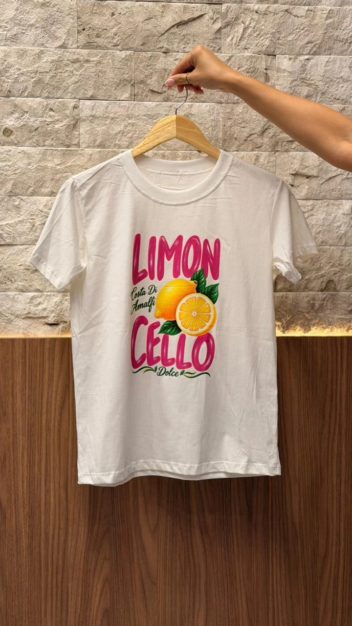 T-Shirt Em Algodão Com Elastano T-Shirt Confeccionada Em Algodão Com Elastano, Proporcionando Toque Macio, Conforto E Leve Flexibilidade. Possui Estampa E Modelagem Clássica, Perfeita Para Composições Versáteis.
