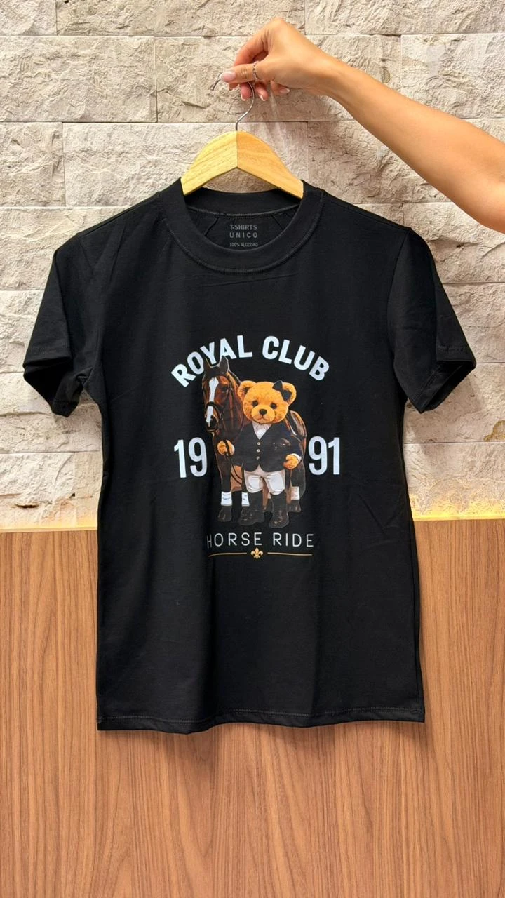 T-Shirt Em Algodão Com Elastano T-Shirt Confeccionada Em Algodão Com Elastano, Proporcionando Toque Macio, Conforto E Leve Flexibilidade. Possui Estampa E Modelagem Clássica, Perfeita Para Composições Versáteis.