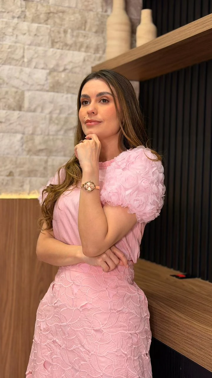 Blusa Confeccionada Em Tecido Plano, Com Modelagem Delicada E Mangas Volumosas Com Aplicações De Flores 3d, Que Trazem Charme E Sofisticação À Peça.