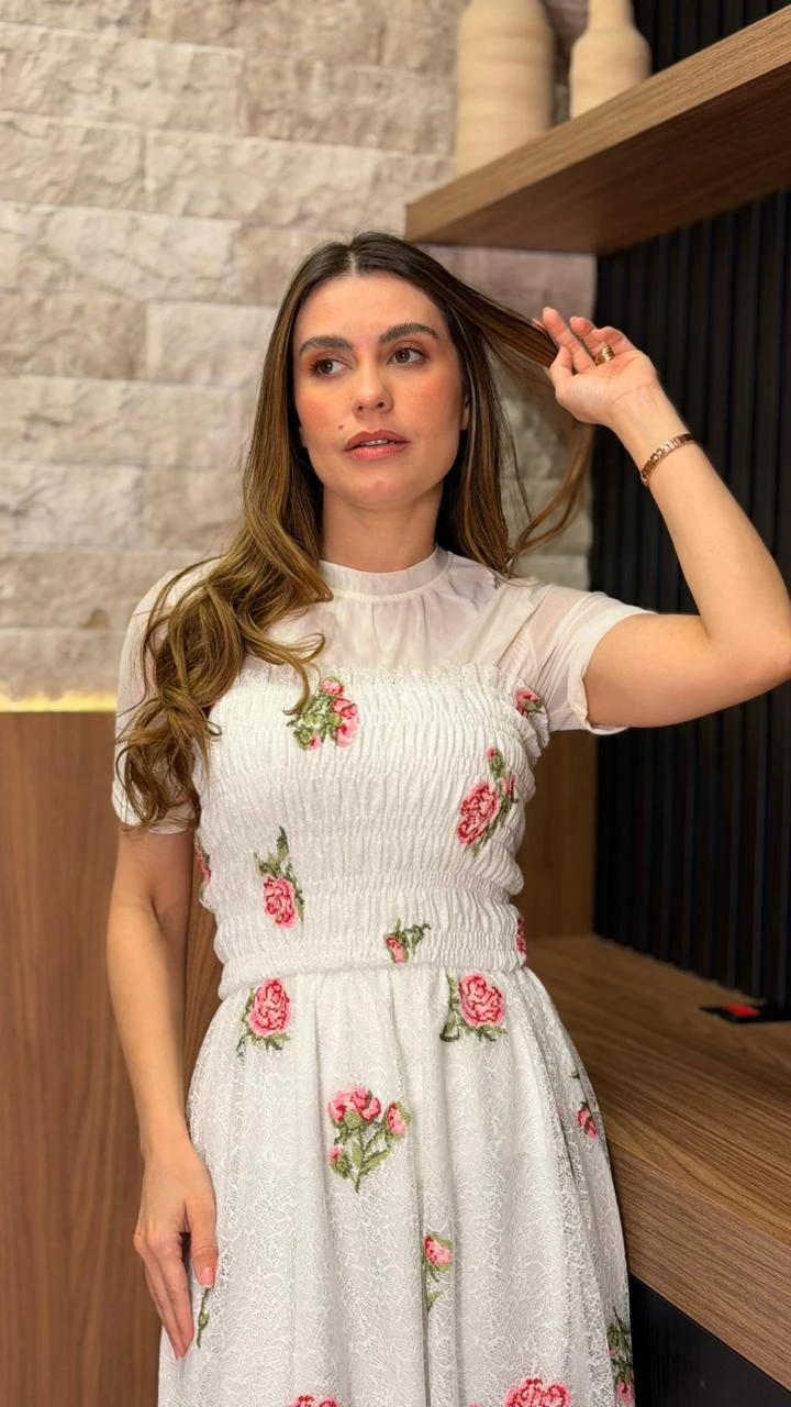 Blusa Básica Em Tule Confeccionada Em Tule Leve E Delicado, Possui Mangas Curtas, Gola Redonda E Modelagem Ajustada. Uma Peça Versátil, Perfeita Para Composições E Sobreposições.