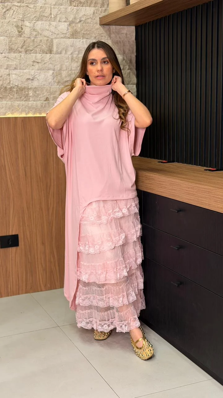 Blusa Assimétrica Em Malha De Algodão Blusa Confeccionada Em Malha De Algodão, Com Toque Macio E Confortável. Possui Modelagem Ampla, Caimento Fluido E Barra Assimétrica Alongada, Trazendo Modernidade E Movimento Ao Look.