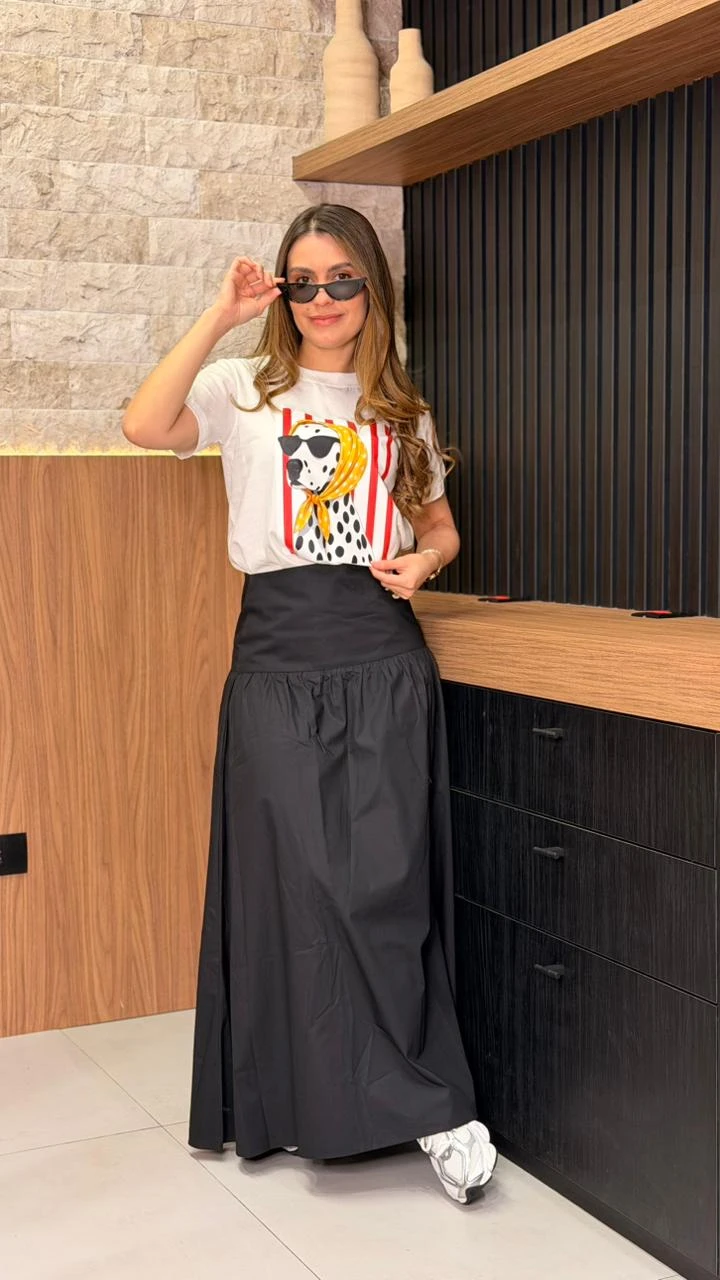 Saia Midi Em Tricoline Saia Confeccionada Em Tricoline, Com Modelagem Ampla E Recorte Franzido Que Proporciona Volume E Movimento Ao Vestir. O Cós Estruturado Valoriza A Cintura E Traz Um Acabamento Elegante.