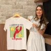 T-Shirt Em Algodão Com Elastano T-Shirt Confeccionada Em Algodão Com Elastano, Proporcionando Toque Macio, Conforto E Leve Flexibilidade. Possui Estampa E Modelagem Clássica, Perfeita Para Composições Versáteis.