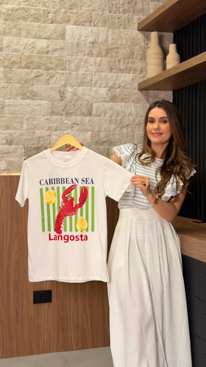 T-Shirt Em Algodão Com Elastano T-Shirt Confeccionada Em Algodão Com Elastano, Proporcionando Toque Macio, Conforto E Leve Flexibilidade. Possui Estampa E Modelagem Clássica, Perfeita Para Composições Versáteis.