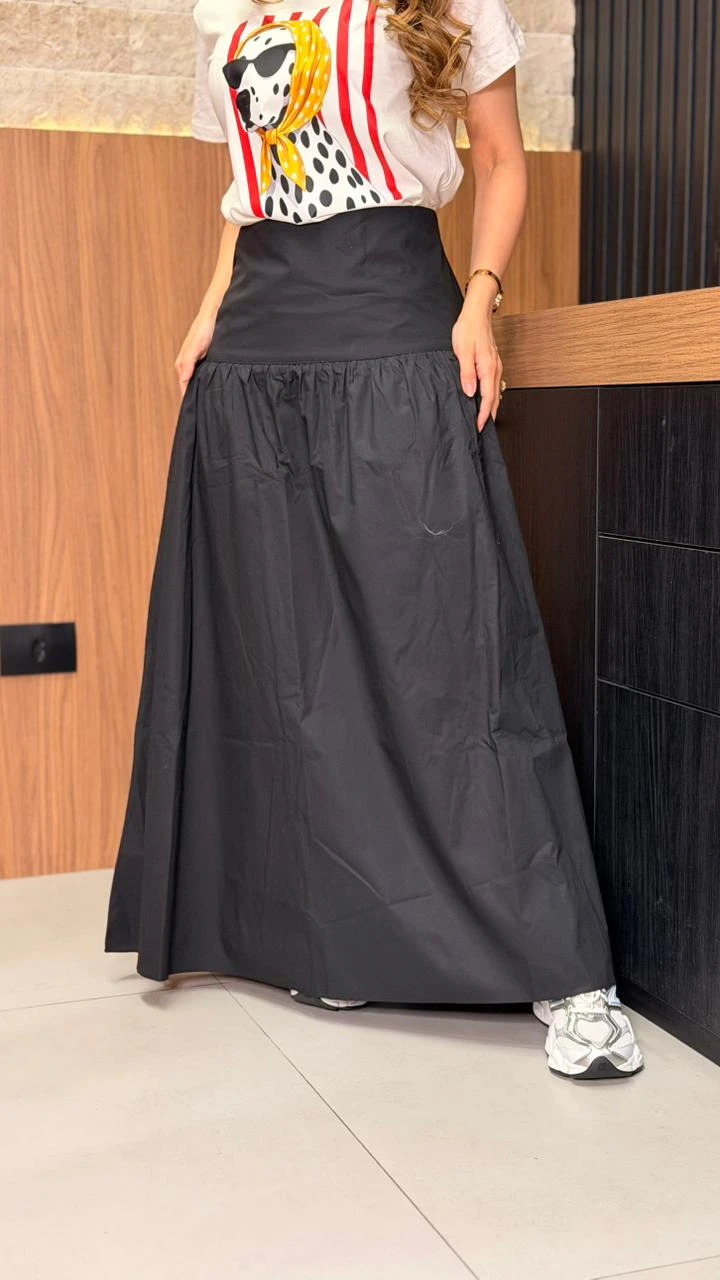 Saia Midi Em Tricoline Saia Confeccionada Em Tricoline, Com Modelagem Ampla E Recorte Franzido Que Proporciona Volume E Movimento Ao Vestir. O Cós Estruturado Valoriza A Cintura E Traz Um Acabamento Elegante.