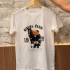 T-Shirt Em Algodão Com Elastano T-Shirt Confeccionada Em Algodão Com Elastano, Proporcionando Toque Macio, Conforto E Leve Flexibilidade. Possui Estampa E Modelagem Clássica, Perfeita Para Composições Versáteis.