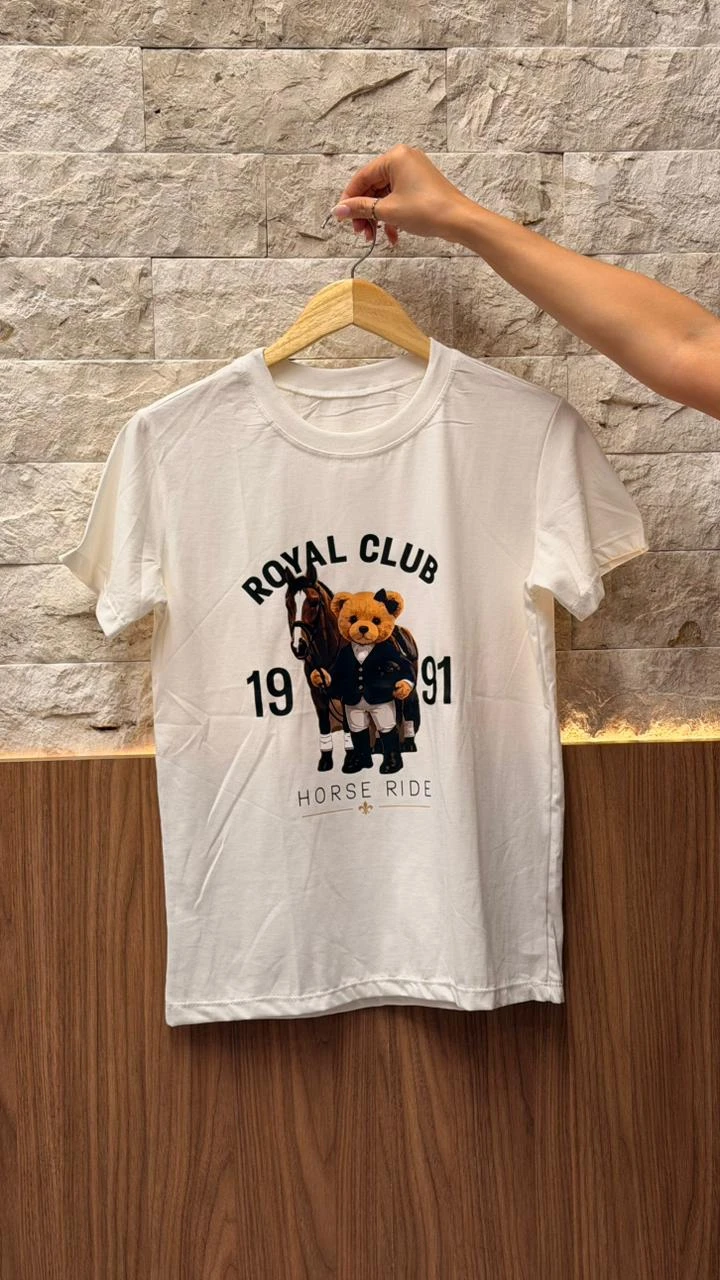 T-Shirt Em Algodão Com Elastano T-Shirt Confeccionada Em Algodão Com Elastano, Proporcionando Toque Macio, Conforto E Leve Flexibilidade. Possui Estampa E Modelagem Clássica, Perfeita Para Composições Versáteis.