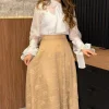 Saia Midi Em Renda Com Flores 3d Saia Confeccionada Em Renda Texturizada, Com Modelagem Ampla E Aplicações De Flores 3d Por Toda A Peça, Proporcionando Um Visual Romântico E Sofisticado.