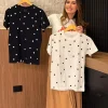 T-Shirt Em Algodão Com Elastano T-Shirt Confeccionada Em Algodão Com Elastano, Proporcionando Toque Macio, Conforto E Leve Flexibilidade. Possui Estampa E Modelagem Clássica, Perfeita Para Composições Versáteis.
