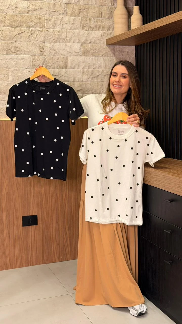 T-Shirt Em Algodão Com Elastano T-Shirt Confeccionada Em Algodão Com Elastano, Proporcionando Toque Macio, Conforto E Leve Flexibilidade. Possui Estampa E Modelagem Clássica, Perfeita Para Composições Versáteis.