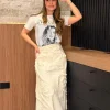 Saia Midi Jeans Com Detalhes 3d Saia Confeccionada Em Jeans, Com Modelagem Midi E Aplicações 3d Em Formas Orgânicas, Que Trazem Textura E Personalidade À Peça. Acabamento Desfiado Complementa O Visual Moderno.