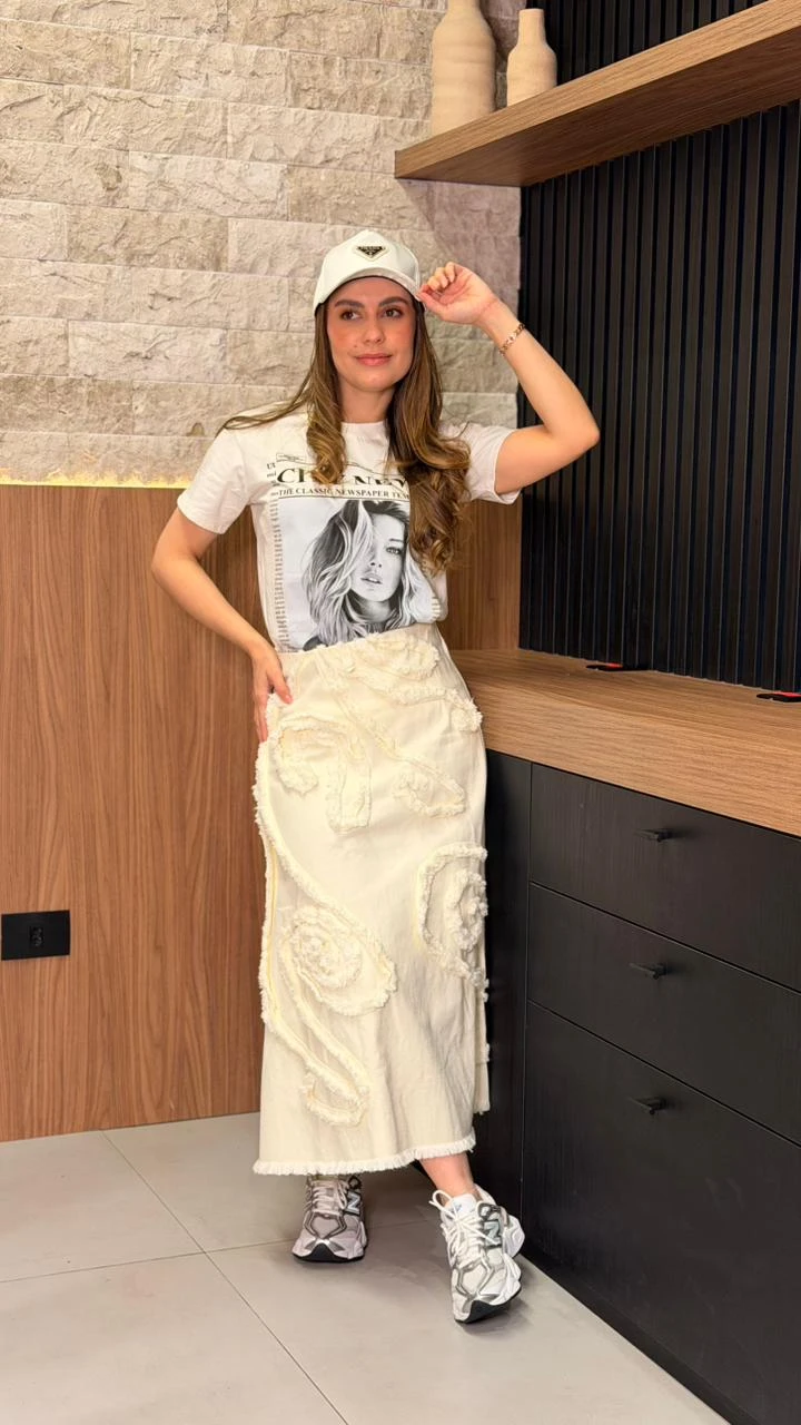 Saia Midi Jeans Com Detalhes 3d Saia Confeccionada Em Jeans, Com Modelagem Midi E Aplicações 3d Em Formas Orgânicas, Que Trazem Textura E Personalidade À Peça. Acabamento Desfiado Complementa O Visual Moderno.