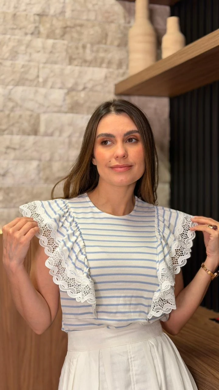 Blusa Listrada Com Detalhes Em Guipir Blusa Confeccionada Em Malha Listrada, Com Toque Macio E Modelagem Confortável. Possui Babados Nas Mangas Com Delicados Detalhes Em Guipir, Trazendo Romantismo E Charme À Peça.