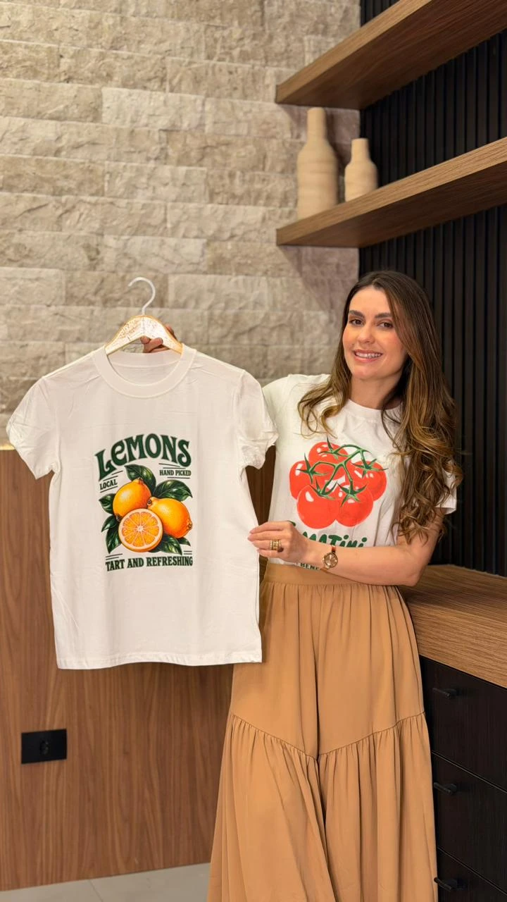 T-Shirt Em Algodão Com Elastano T-Shirt Confeccionada Em Algodão Com Elastano, Proporcionando Toque Macio, Conforto E Leve Flexibilidade. Possui Estampa E Modelagem Clássica, Perfeita Para Composições Versáteis.