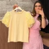 d4a25c284845ead8962f9fe2617679b4-blusinha-manga-flor-amarela.webp Blusa Confeccionada Em Tecido Plano, Com Modelagem Delicada E Mangas Volumosas Com Aplicações De Flores 3d, Que Trazem Charme E Sofisticação À Peça.