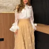 Saia Midi Em Renda Com Flores 3d Saia Confeccionada Em Renda Texturizada, Com Modelagem Ampla E Aplicações De Flores 3d Por Toda A Peça, Proporcionando Um Visual Romântico E Sofisticado.