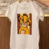 T-Shirt Em Algodão Com Elastano T-Shirt Confeccionada Em Algodão Com Elastano, Proporcionando Toque Macio, Conforto E Leve Flexibilidade. Possui Estampa E Modelagem Clássica, Perfeita Para Composições Versáteis.
